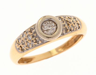 Bague jonc 
en or jaune 18k 750°/°° centrée...