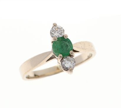 Bague 
en or 18k 750°/°° ornée d'une émeraude...