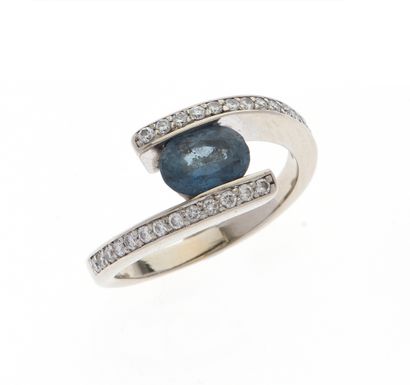 Bague
en or blanc 18k 750°/°° centré d'un...