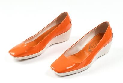 TOD'S 
Pair of shoes in leather and orange...