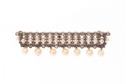 Broche
en or jaune 18K 750/°° et perles....
