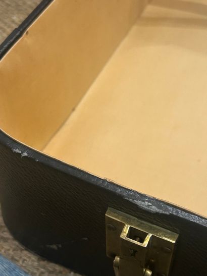 HERMES Parise
VALISE en cuir noir et intérieur...