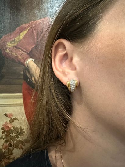 Paire de boucles d'oreilles 
en or jaune...