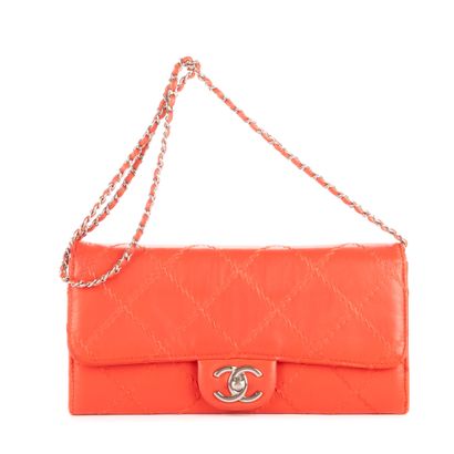 CHANEL
Petit sac matelassé en cuir d'agneau...