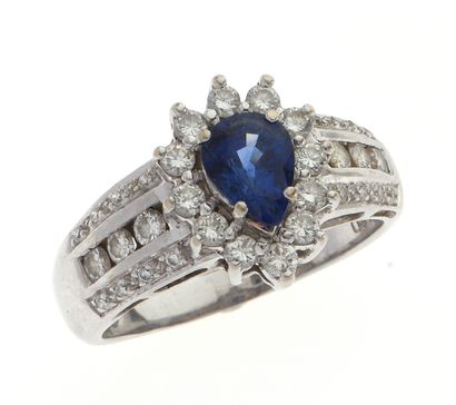Bague 
en or gris 18k 750 °/°° centrée d'un...