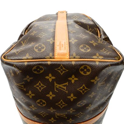 LOUIS VUITTON 
Sac modèle 