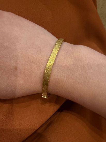 Bracelet jonc en or jaune 18k 750°/°° texturé,...