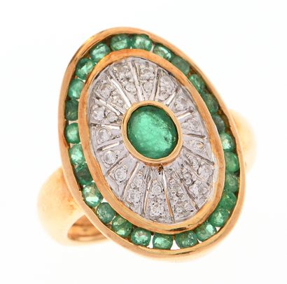 Bague 
en or jaune 18k 750°/°° de forme ovale...