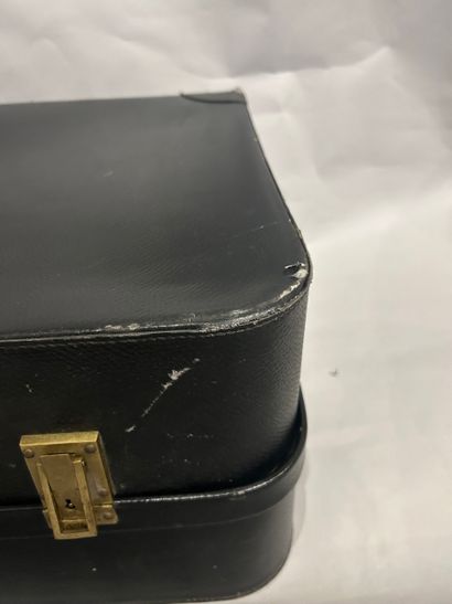 HERMES Parise
VALISE en cuir noir et intérieur...