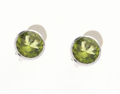 Paire de clips d'oreilles 
en or blanc 18k...