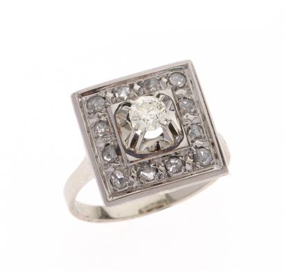 Bague Art déco
en or gris 18k 750°/°°, le...