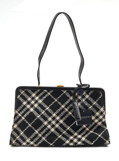 BURBERRY
Sac du soir de forme trapeze en...