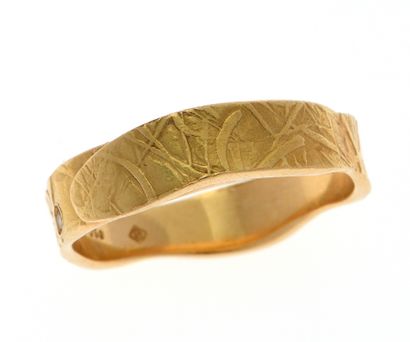 Anneau mouvementé en or jaune 18k 750°/°°...