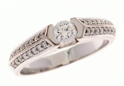 Bague solitaire 
en or gris 18k 750°/°° centrée...