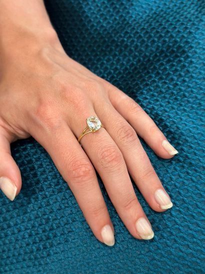 Bague 
en or jaune 18k 750°/°° ornée d'une...