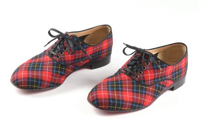 CHRISTIAN LOUBOUTIN 
Paire de derby à laçage...