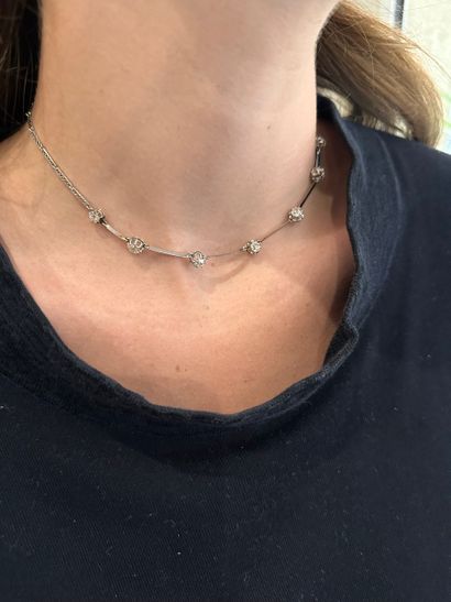 Collier ras du cou
en platine 850°/°° articulé...