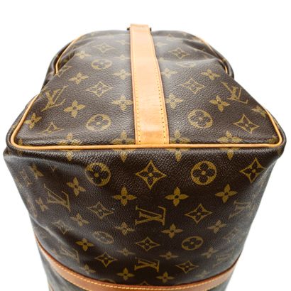 LOUIS VUITTON 
Sac modèle 