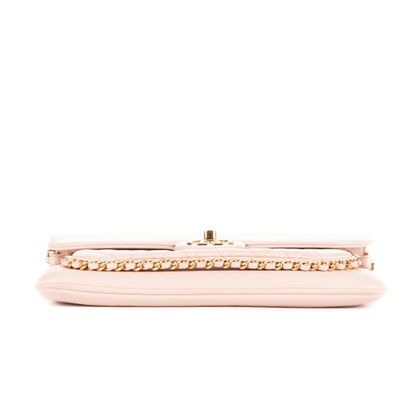 CHANEL
Sac en cuir d'agneau matelassé rose...