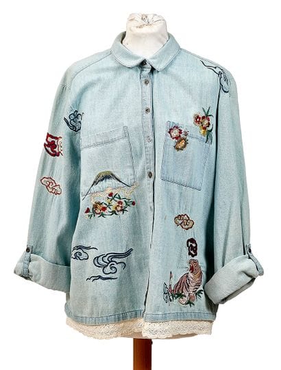 HOLDING HORSES
Chemise de couleur blue jean...