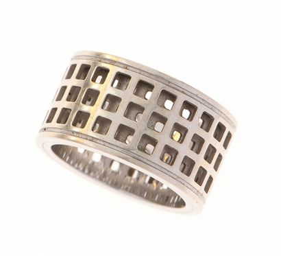 GUCCI
Large bague tournante en or gris 18k...