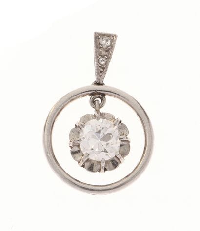 Pendentif
centré d'un diamant de taille ancienne...
