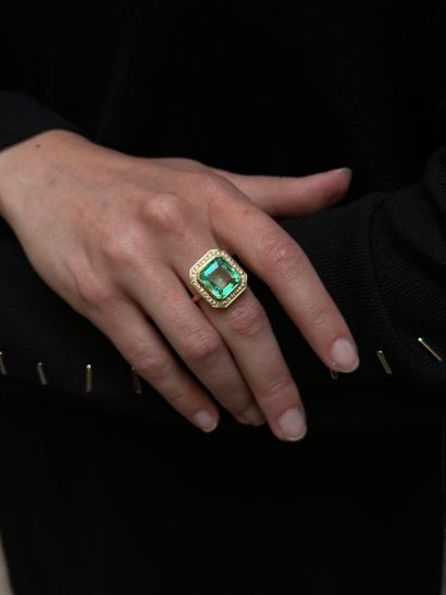 Bague 
de forme rectangulaire à pans coupés...