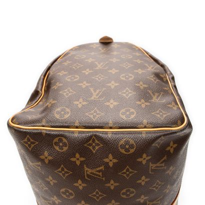LOUIS VUITTON 
Sac modèle 