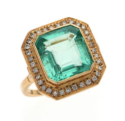 Bague 
de forme rectangulaire à pans coupés...