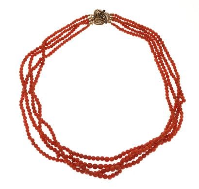 Collier 
à quatre rangs de perles de corail...