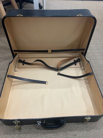 HERMES Parise
VALISE en cuir noir et intérieur...