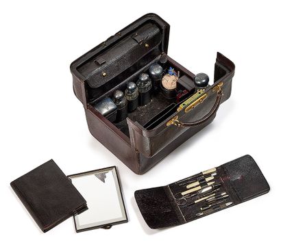 NECESSAIRE de voyage en verre et monture...