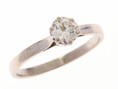 Bague solitaire 
en or gris 18k 750°/°° et...