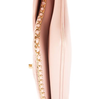 CHANEL
Sac en cuir d'agneau matelassé rose...