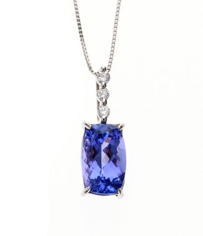 Pendentif 
en platine 850°/°° serti d'une...