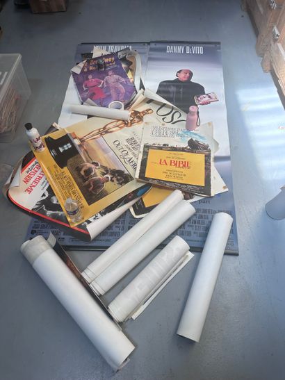 Ensemble d'affiches de cinémas divers dont...