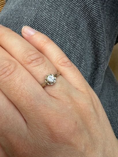 Solitaire ring 
in 18K white gold (750/°°)...