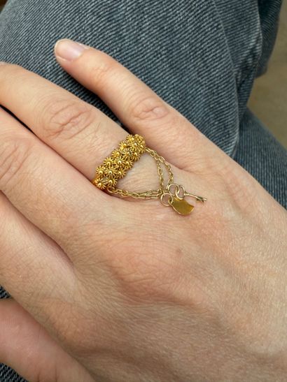 Ring
made of 18K yellow gold (750/°°) with...