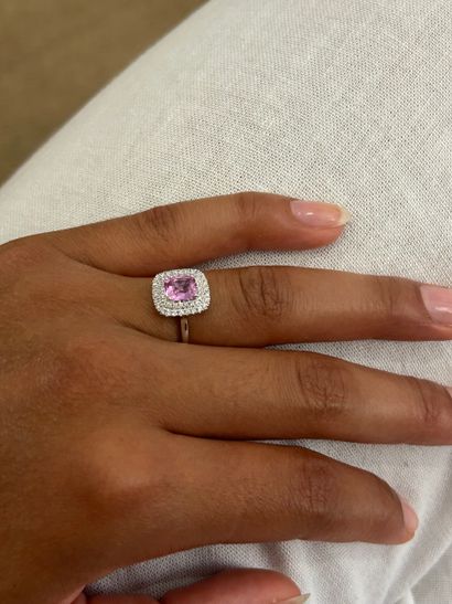 Ring
in 18k white gold (750°/°°) featuring...