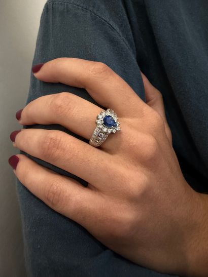Ring 
in 18k 750 °/°° white gold, centered...
