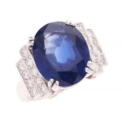 A striking ring
in 18k white gold (750°/°°)...