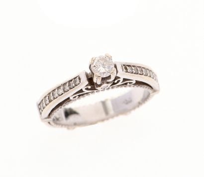 Solitaire ring
in 14k white gold (585°/°°)...