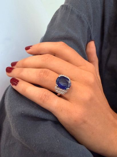 A striking ring
in 18k white gold (750°/°°)...