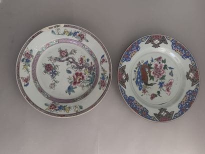 CHINE
Deux ASSIETTES en porcelaine émaillée...