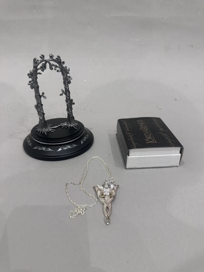 SEIGNEUR DES ANNEAUX
Chaîne et pendentif...