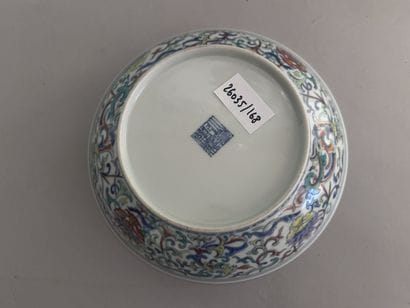 CHINE
ASSIETTE sur piédouche en porcelaine...