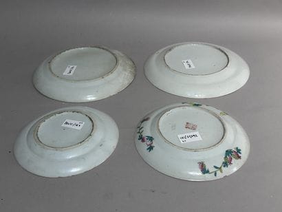 CHINE
Quatre ASSIETTES en porcelaine de Canton...