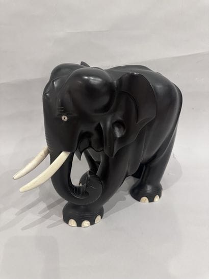 SCULPTURE en ébène et os à décor d'éléphant....