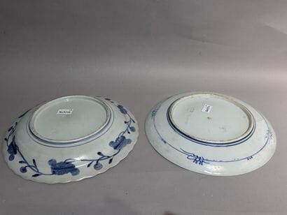 JAPON
Deux grands PLATS en porcelaine blanc-bleu...