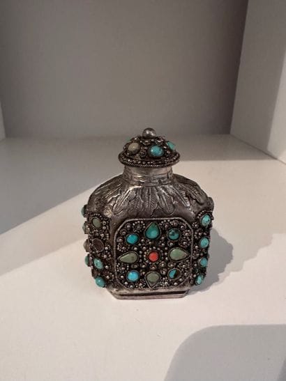 CHINA
Metal and turquoise snuffbox. 
19th...
